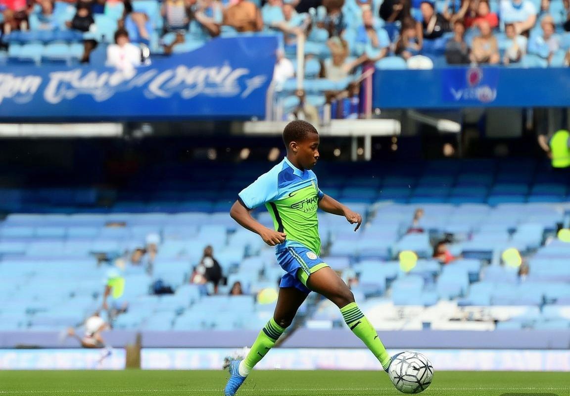 菲尔·福登：从青训营到英超明星的成长之路(图2)