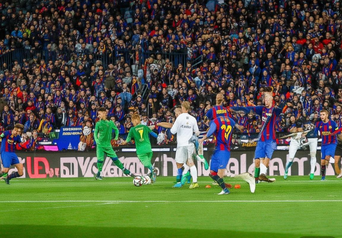 2018年西甲巅峰对决：巴塞罗那VS皇家马德里经典战回顾(图3)